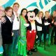 Ejecutivos de ambas compañías, Música Esencial y Disney, posan junto a Mickey Mouse