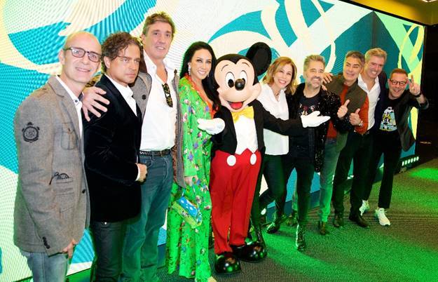 Ejecutivos de ambas compañías, Música Esencial y Disney, posan junto a Mickey Mouse